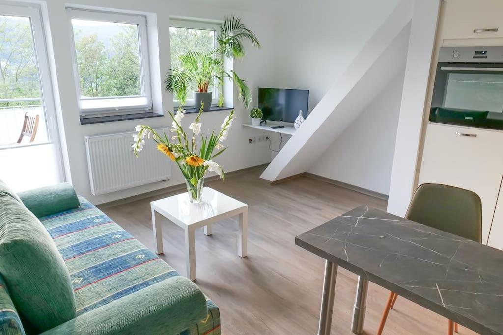 Wunderschoene Ferienwohnung Mit Balkon In Aue Exterior foto
